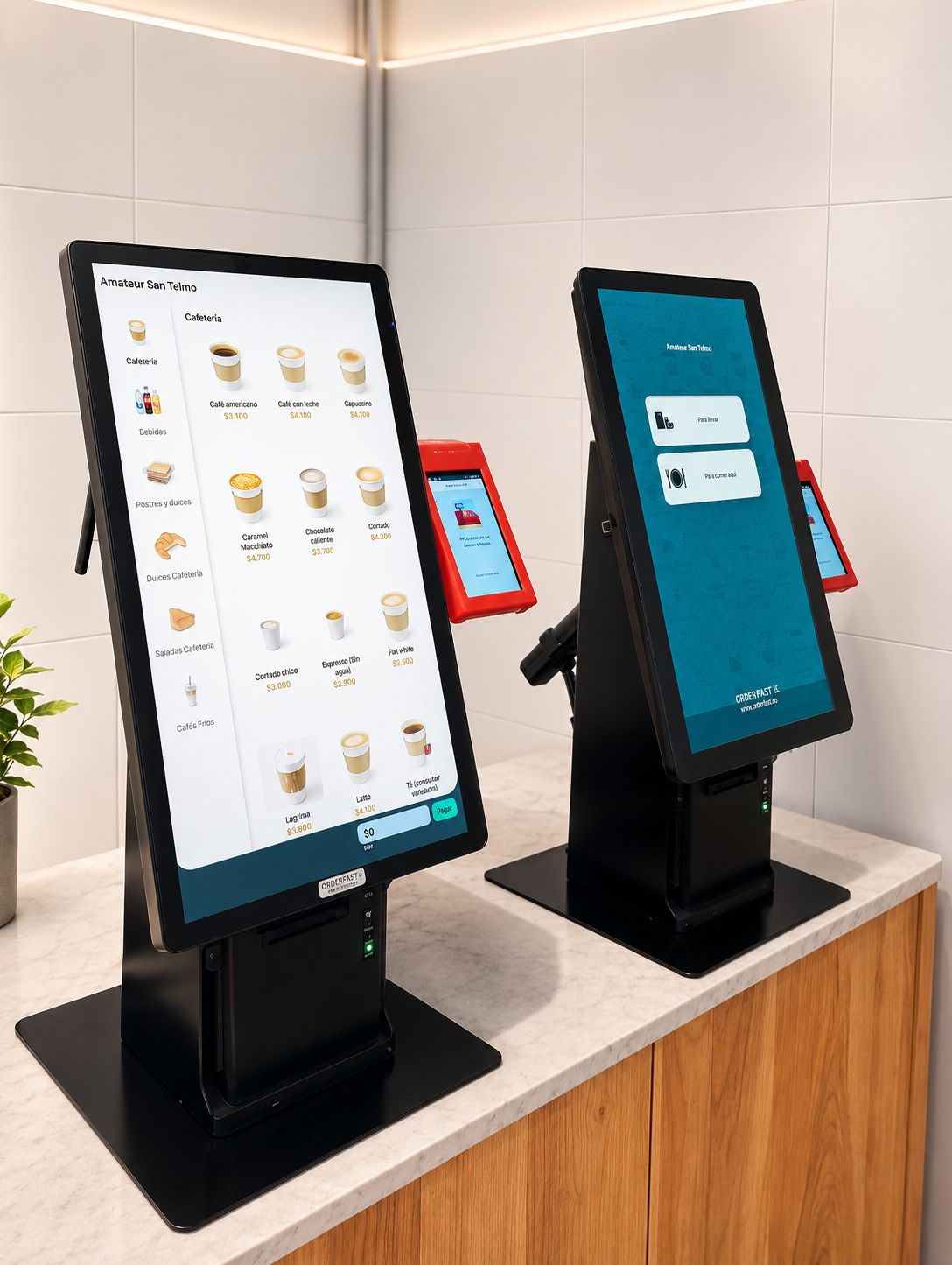 Cliente usando un tótem de autoservicio OrderFast en un local gastronómico